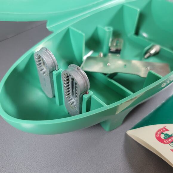 Vintage Singer Buttonholer Attachment with Case and Manual 489500 USA 1960 - Picture 6 of 15